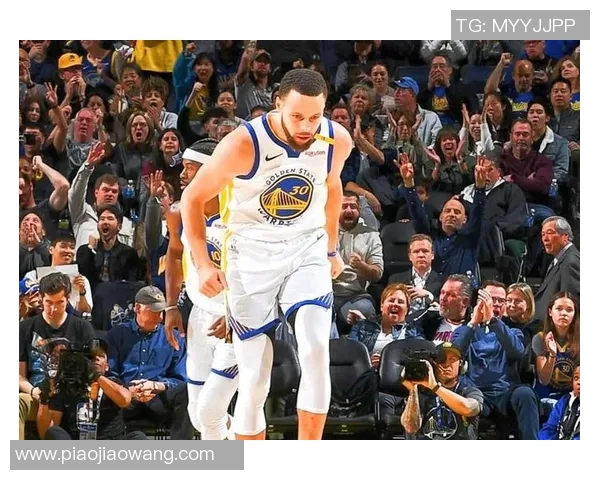 本场首球！库里切入迎着防守上篮得分